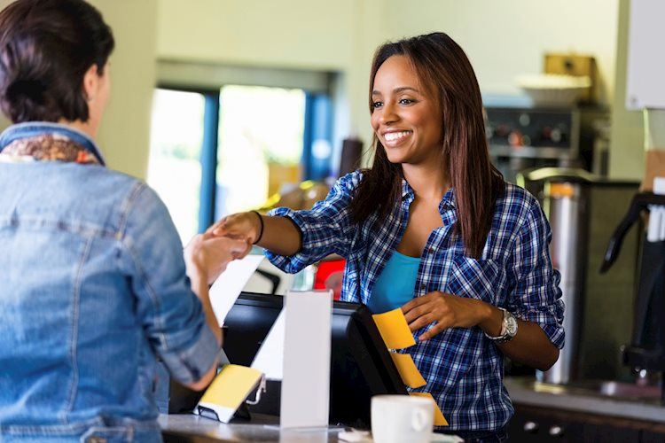 美国：3月谘商会消费者信心指数从2月的103.4改善到104.2