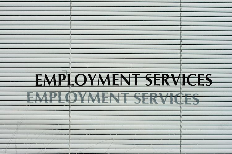 美国上周初请失业金人数降至 21.6 万，预期為 23.4 万